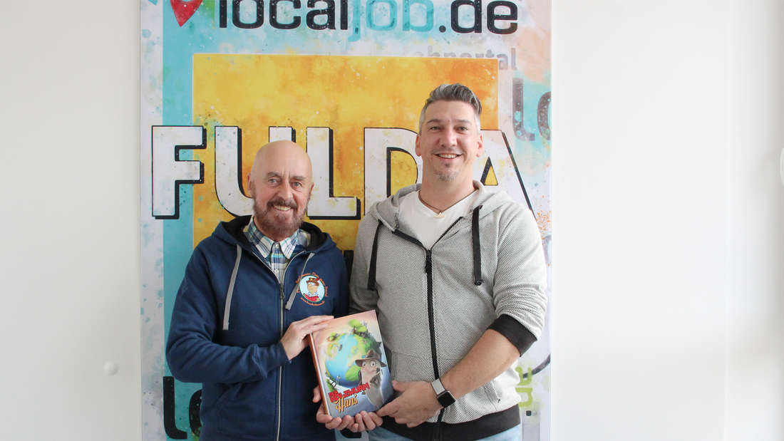 Wolfgang Lambrecht (links) mit seinem neuen Buch „Holzwurm Hans“ und Patrick Romanowski, der die Illustrationen dazu geliefert hat.