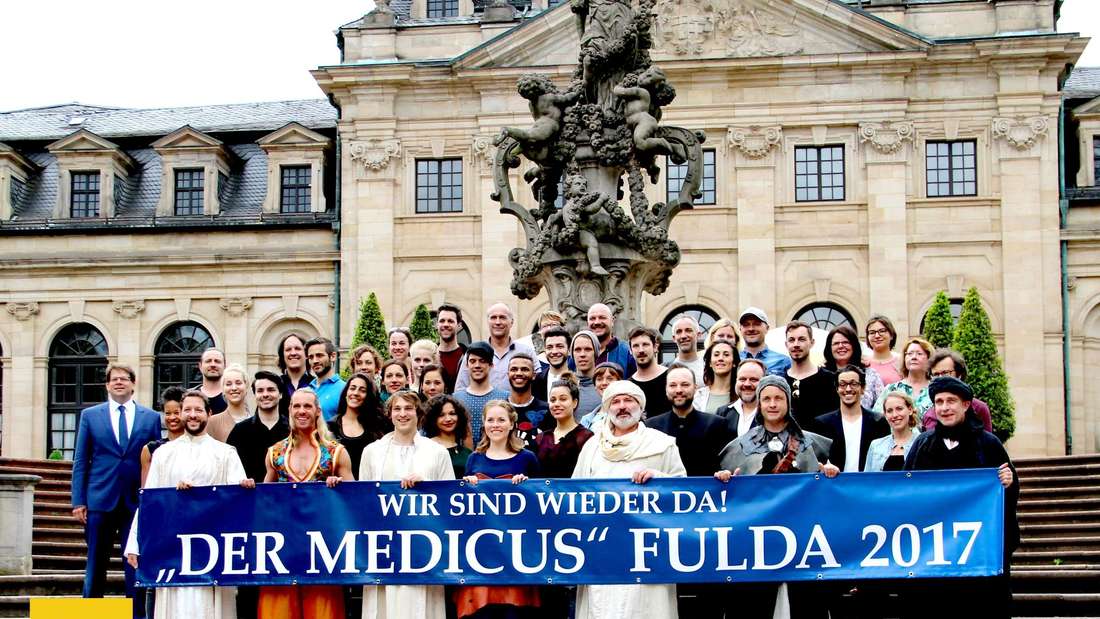 Fototermin zum Musical "Der Medicus" mit Oberbürgermeister Dr. Heiko Wingenfeld an der Fuldaer Floravase.