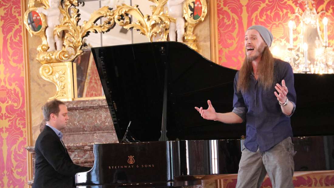 Christian Schöne sang – begleitet von Maximilian Becker – „Fernweh zu mir“, einen selbst geschriebenen Song, bei der Vorstellung des ersten Teils des Kulturprogramms „Kultur.Findet.Stadt“ im Fürstensaal des Stadtschlosses.