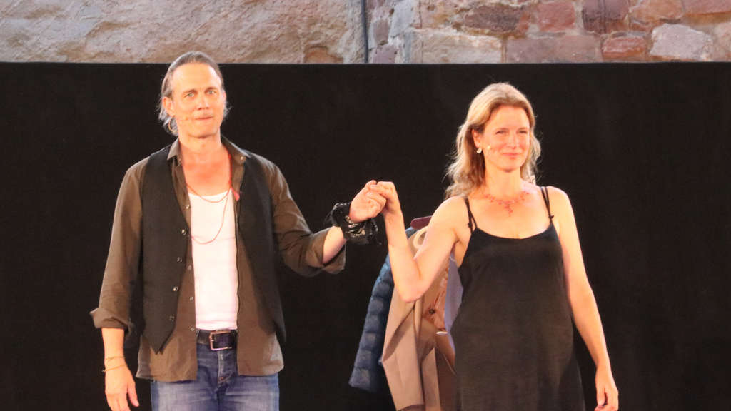 Ralf Bauer und Ann Cathrin Sudhoff begeistern das Publikum mit „Gut gegen Nordwind“ beim „Anderen Sommer“ zweimal in der Stiftsruine.